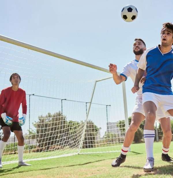 Fußballmannschaft auf Mallorca spielt vor dem Tor