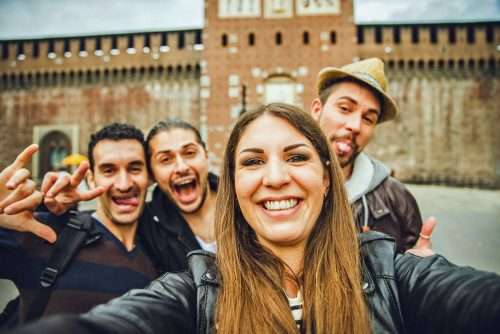 Junge Gruppe besichtigt altes Schloss und macht Selfies