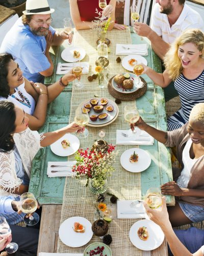 Reisegruppe sitzt in einem Restaurant und genießt spanische Tapas