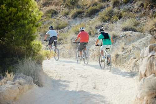 Sportliche Gruppe fährt Rad im Tramuntanagebirge auf Mallorca