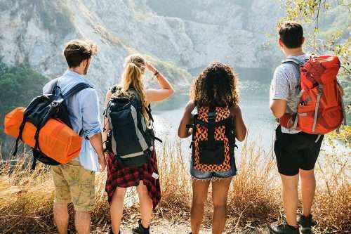 Wandergruppe steht vor dem Stausee Gorg Blau auf Mallorca